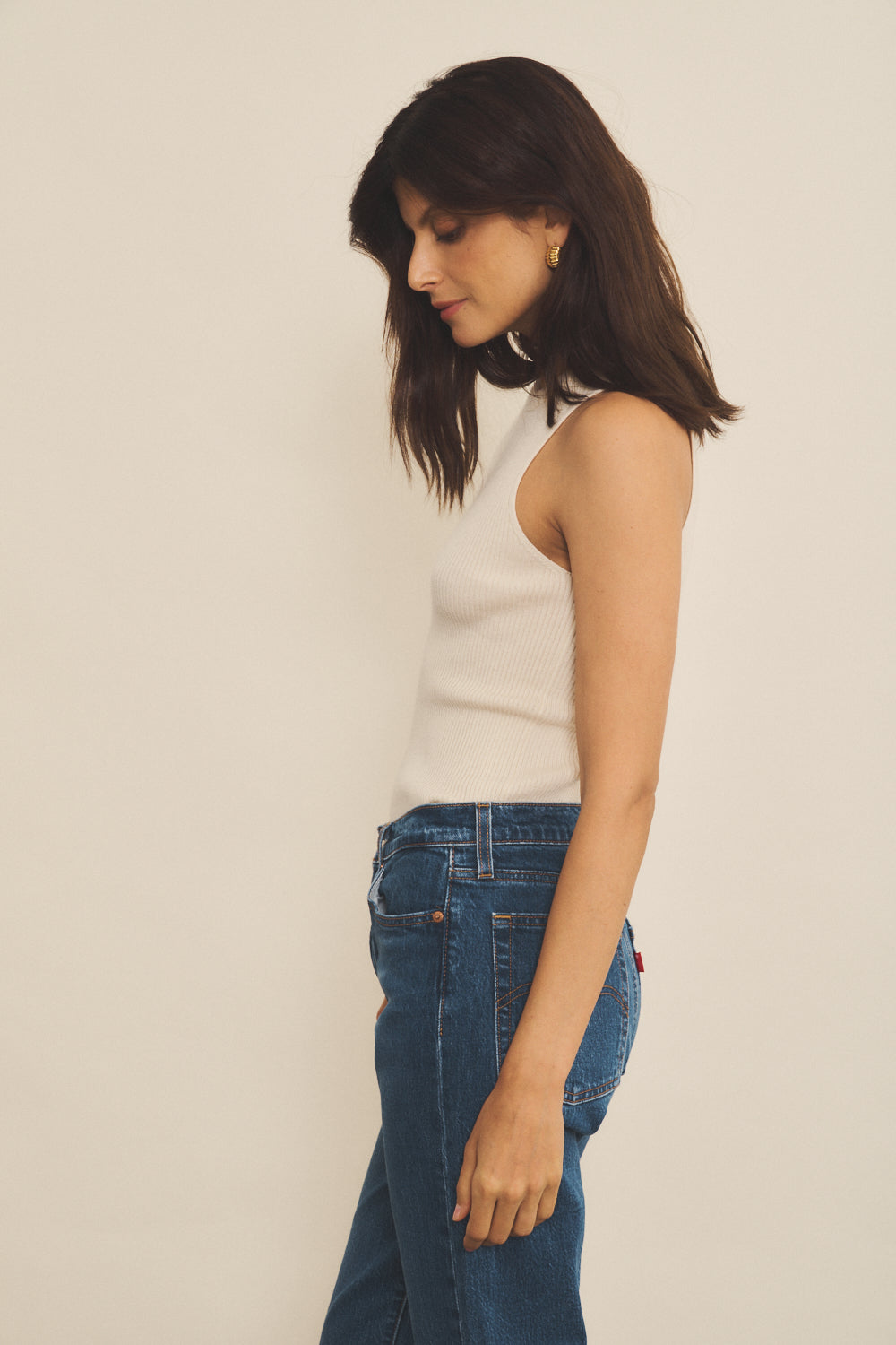 A white, round neck, sleeveless women cashmere tank top - Side vue | Amanda | Linnea Lund