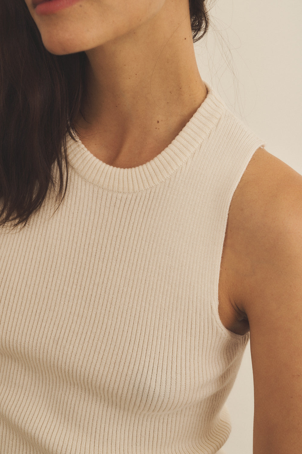 Details of a white, round neck, sleeveless women cashmere tank top - cashmere knit texture | Amanda | Linnea Lund