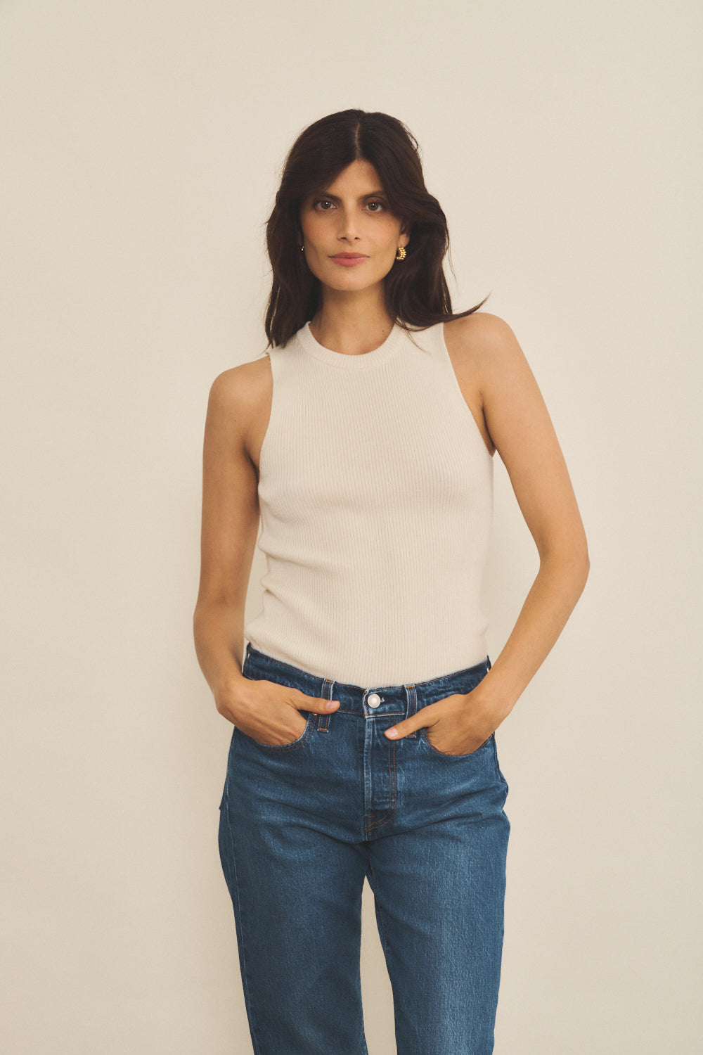A white, round neck, sleeveless women cashmere tank top - Front vue | Amanda | Linnea Lund