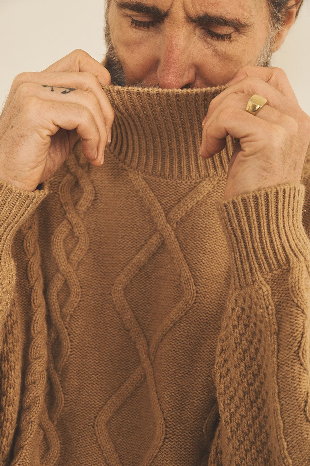 Brown macchiato men cashmere sweater - focus fabric | Bjorn | Linnea Lund