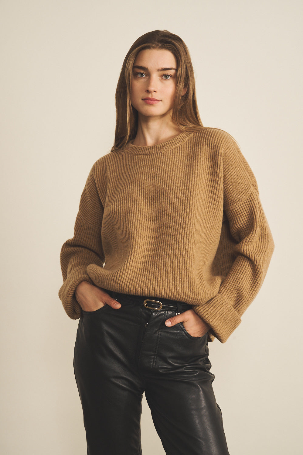 Ribbed camel brown women cashmere sweater - front view | Edward | Linnea Lund