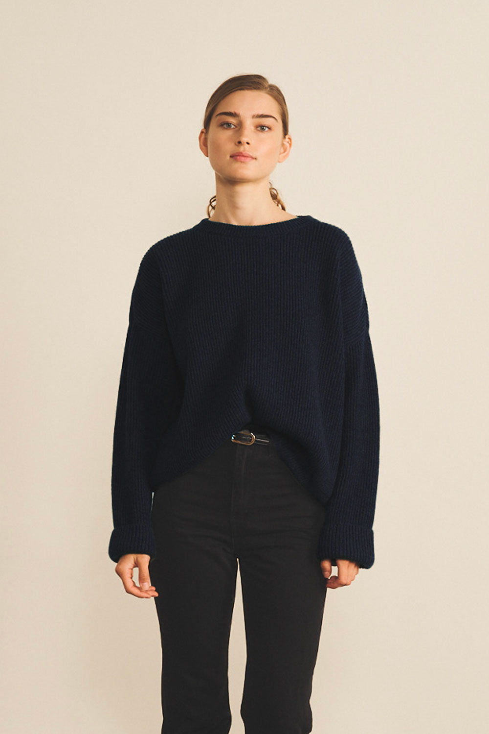 Ribbed dark blue women cashmere sweater - front view | Edward | Linnea Lund