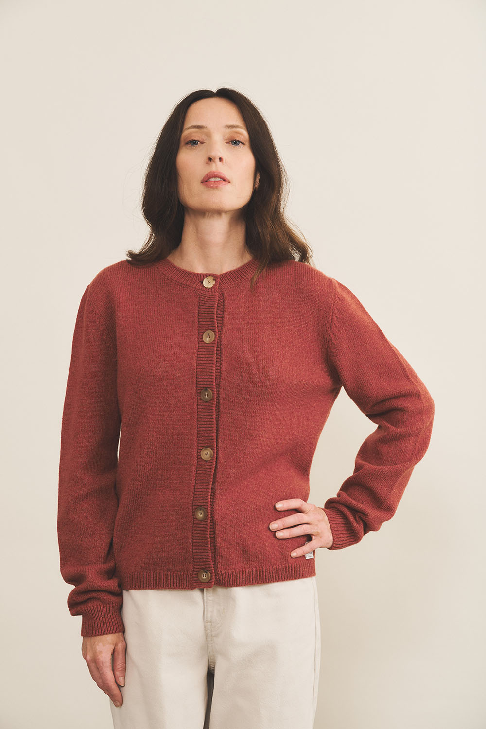 Red ocher women cashmere cardigan - front view | Greta | Linnea Lund