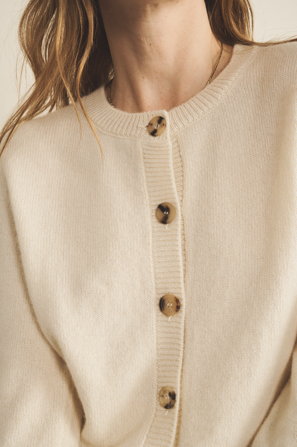 White women cashmere cardigan - focus fabric | Greta | Linnea Lund 