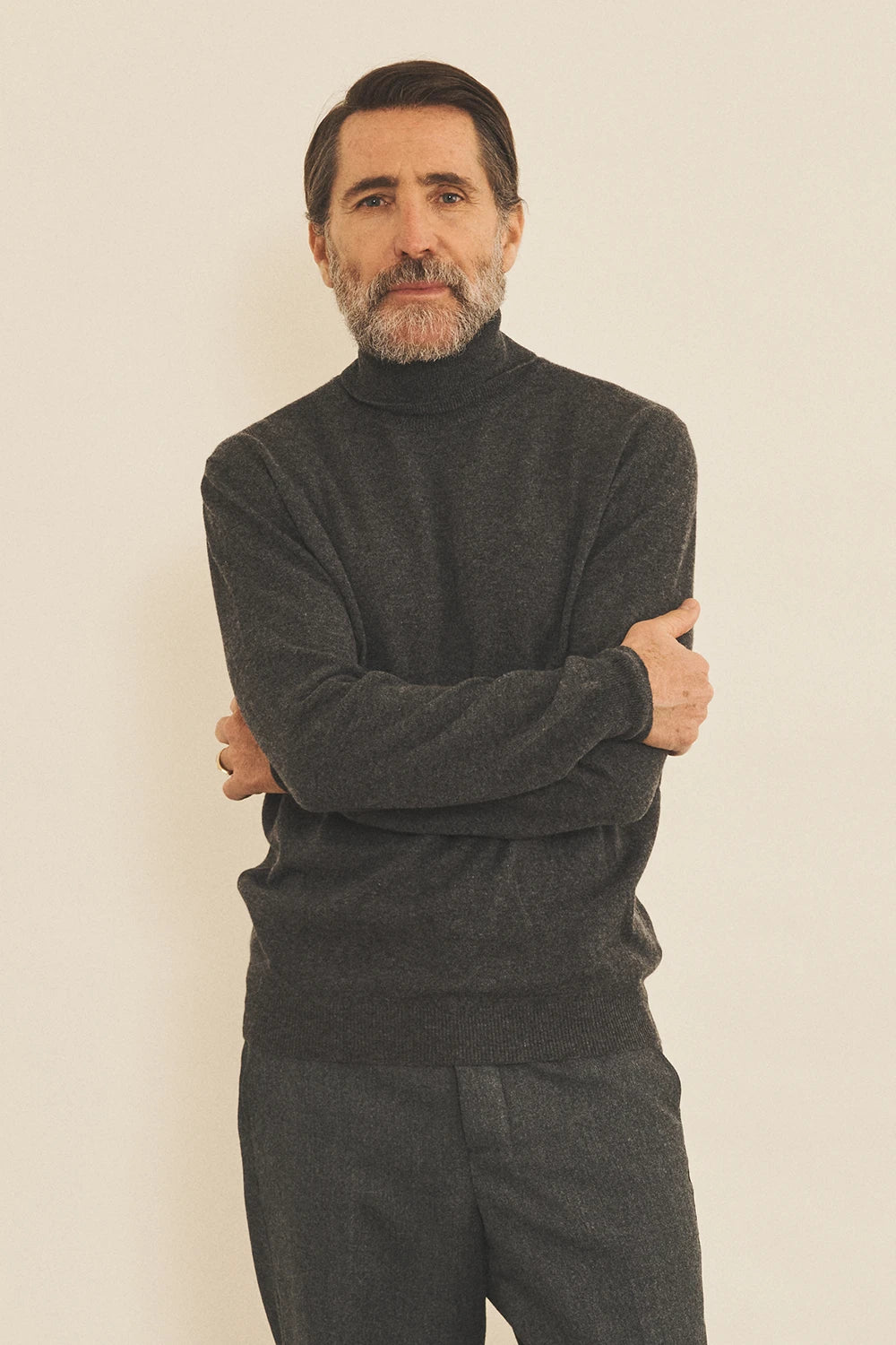 Dark grey men cashmere sweater - front view | Jim | Linnea Lund