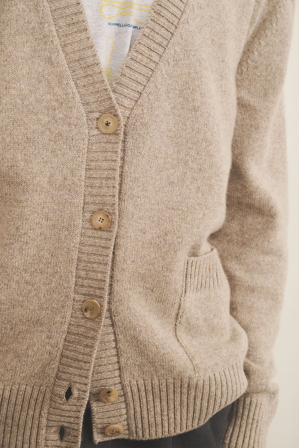 Greige cashmere cardigan men - focus view | Junior | Linnea Lund