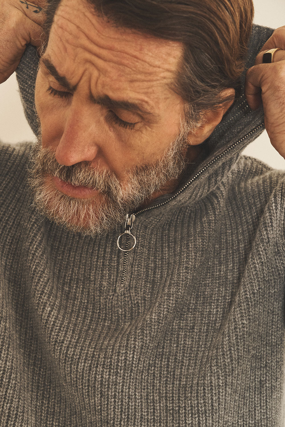 Grey men cashmere sweater - focus fabric | Sam | Linnea Lund