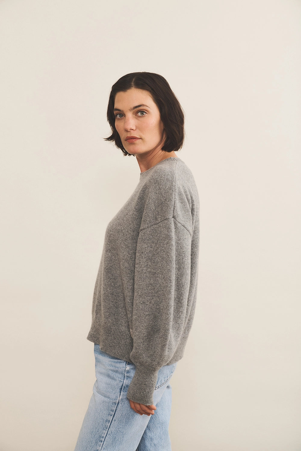 Grey cashmere sweater women - side view | Sarah | Linnea Lund