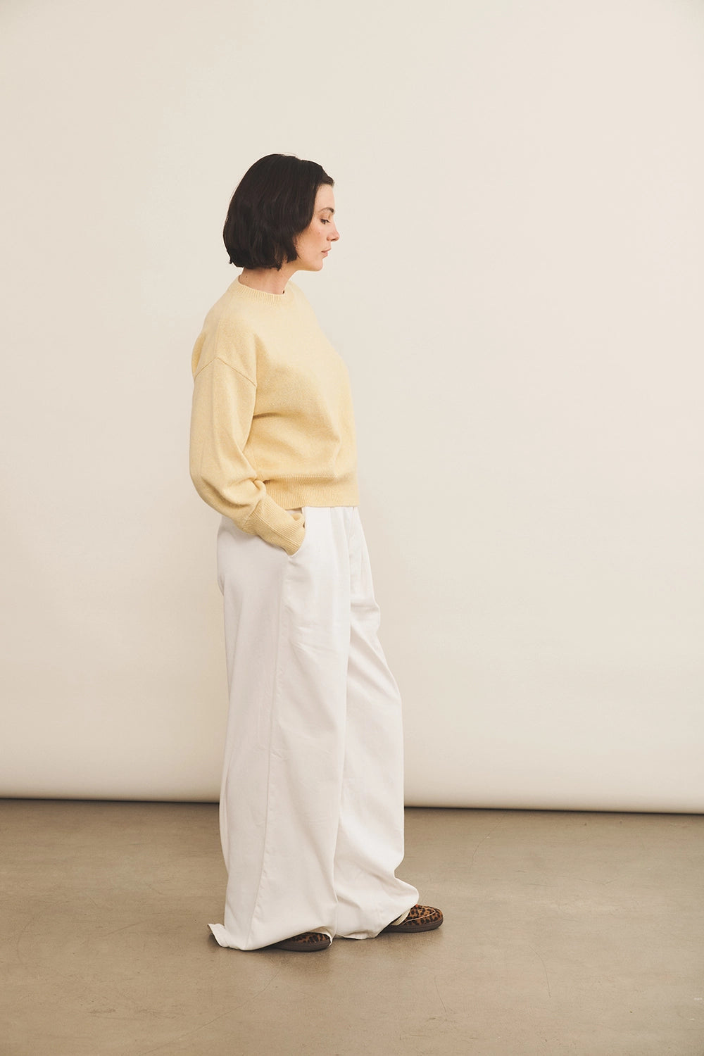 Light yellow cashmere sweater women - side view | Sarah | Linnea Lund