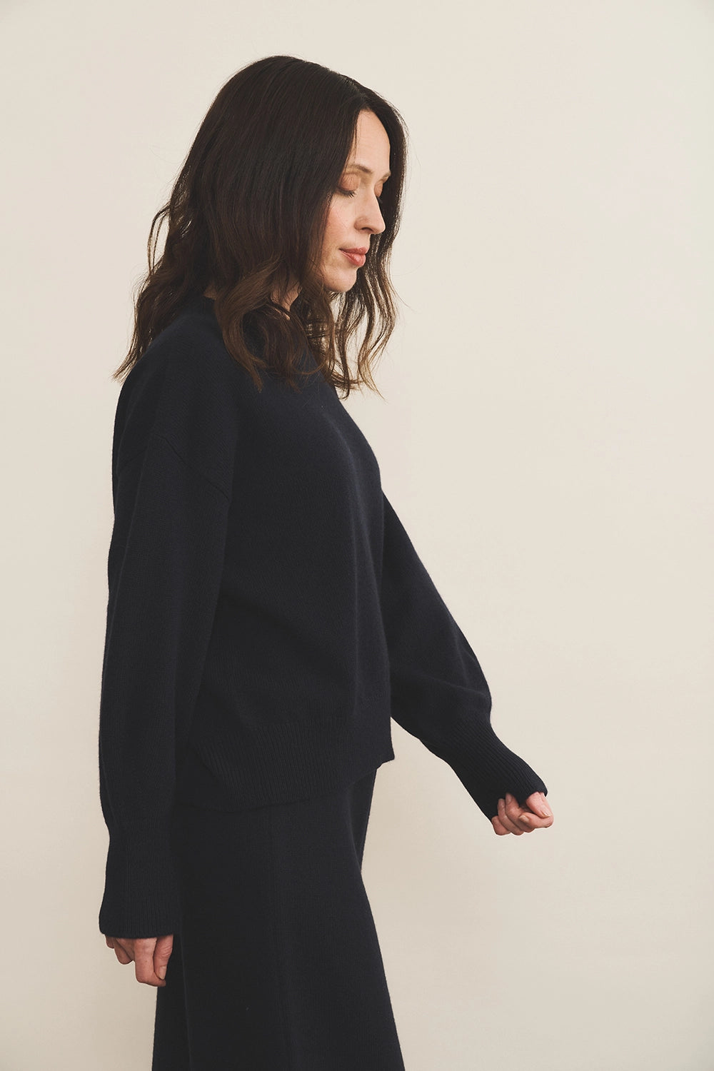Dark blue cashmere sweater women - side view | Sarah | Linnea Lund