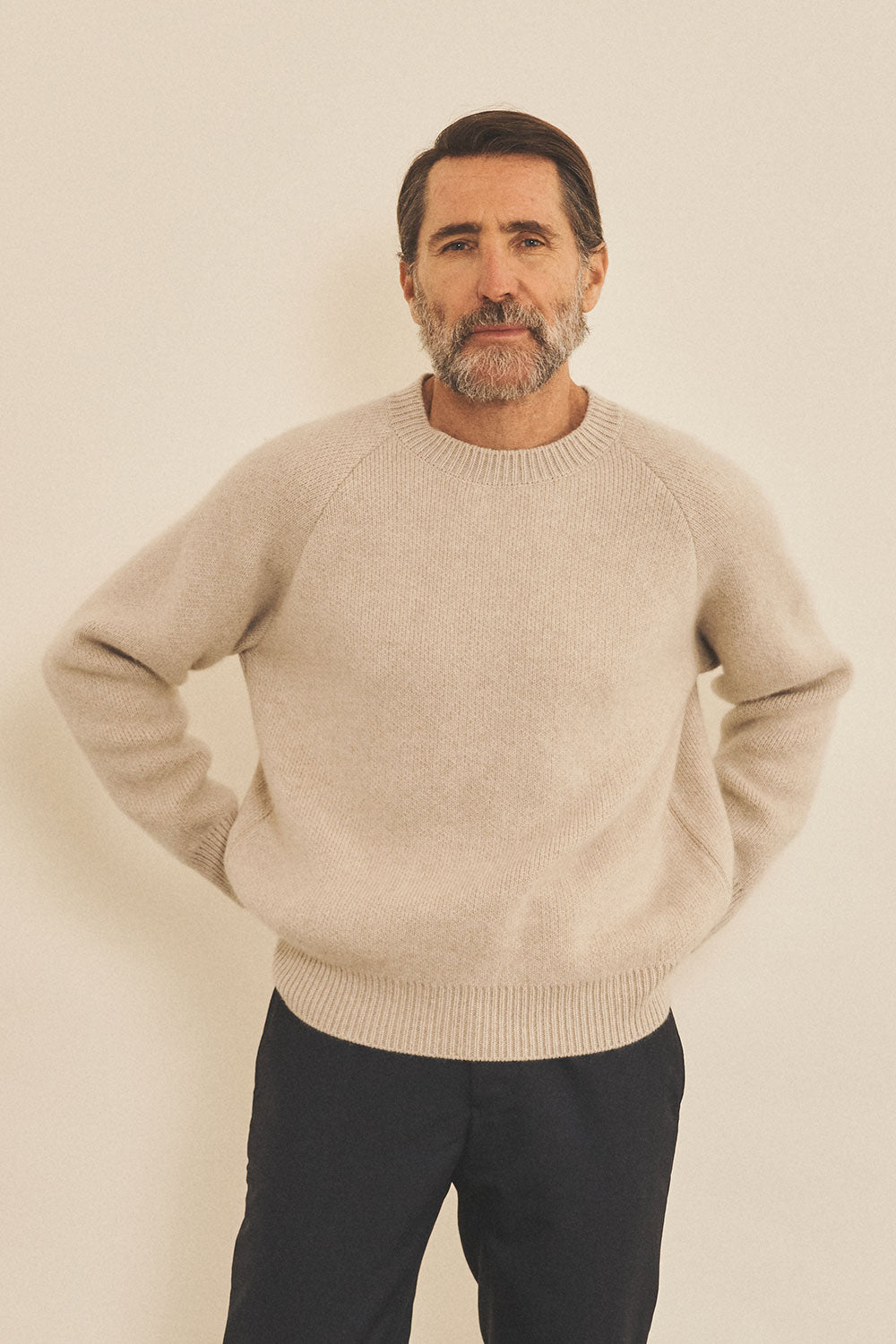 Beige men cashmere sweater - front view | Sergio | Linnea Lund