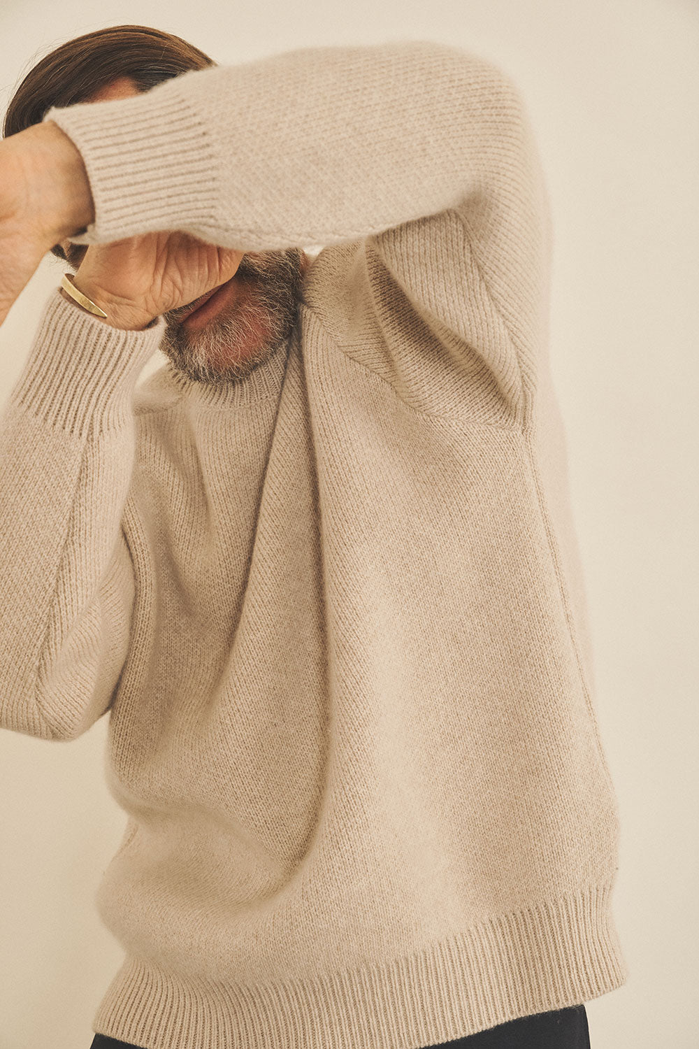 Beige men cashmere sweater - focus fabric | Sergio | Linnea Lund