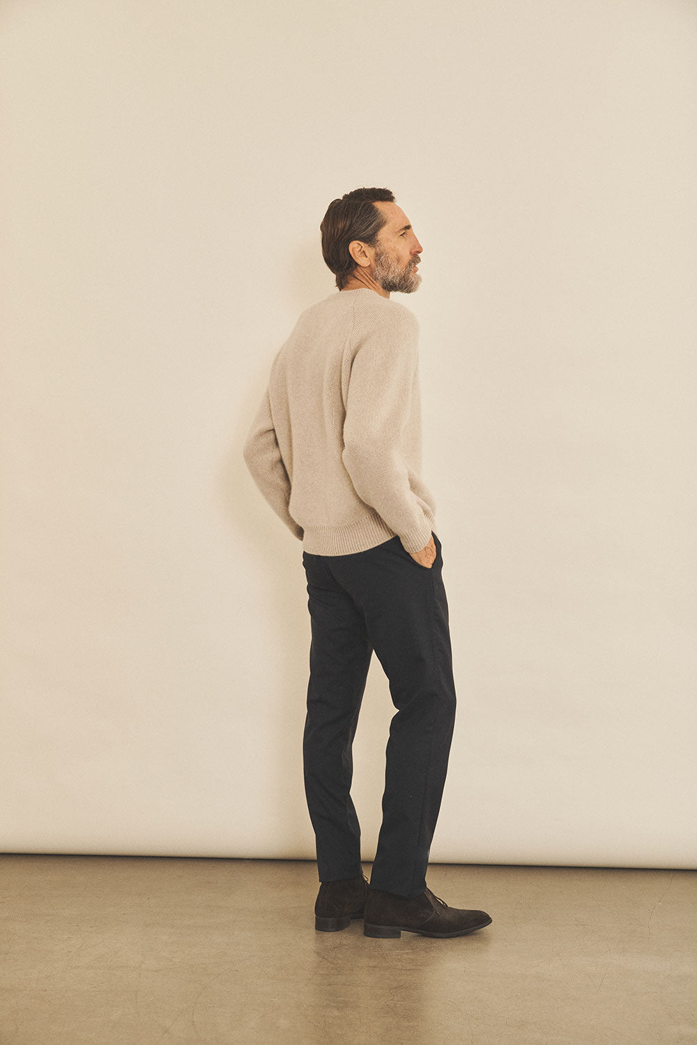 Beige men cashmere sweater - side view | Sergio | Linnea Lund