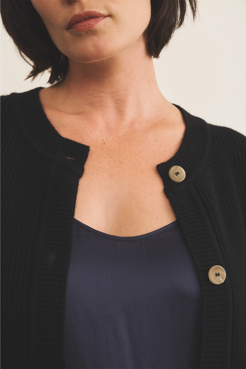 Black cashmere cardigan women- focus | Carole | Linnea Lund