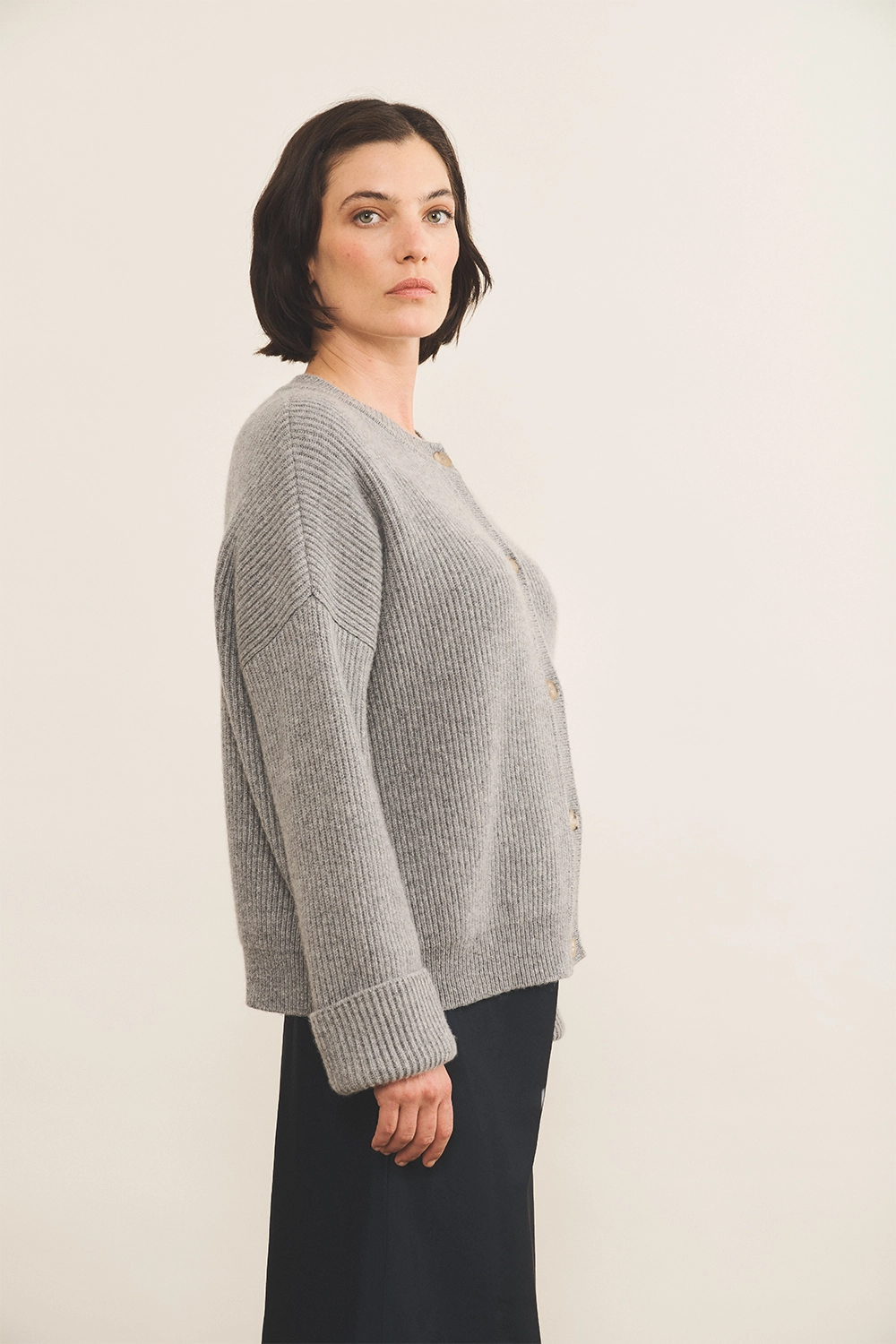 Grey cashmere cardigan women - side view | Carole | Linnea Lund