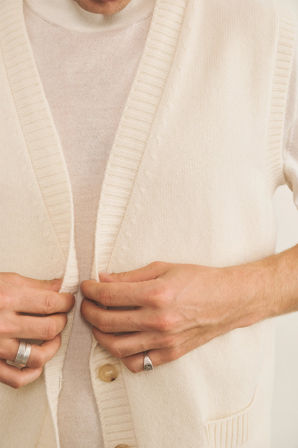 Cashmere sleeveless cardigan men white - focus | Nicolas | Linnea Lund