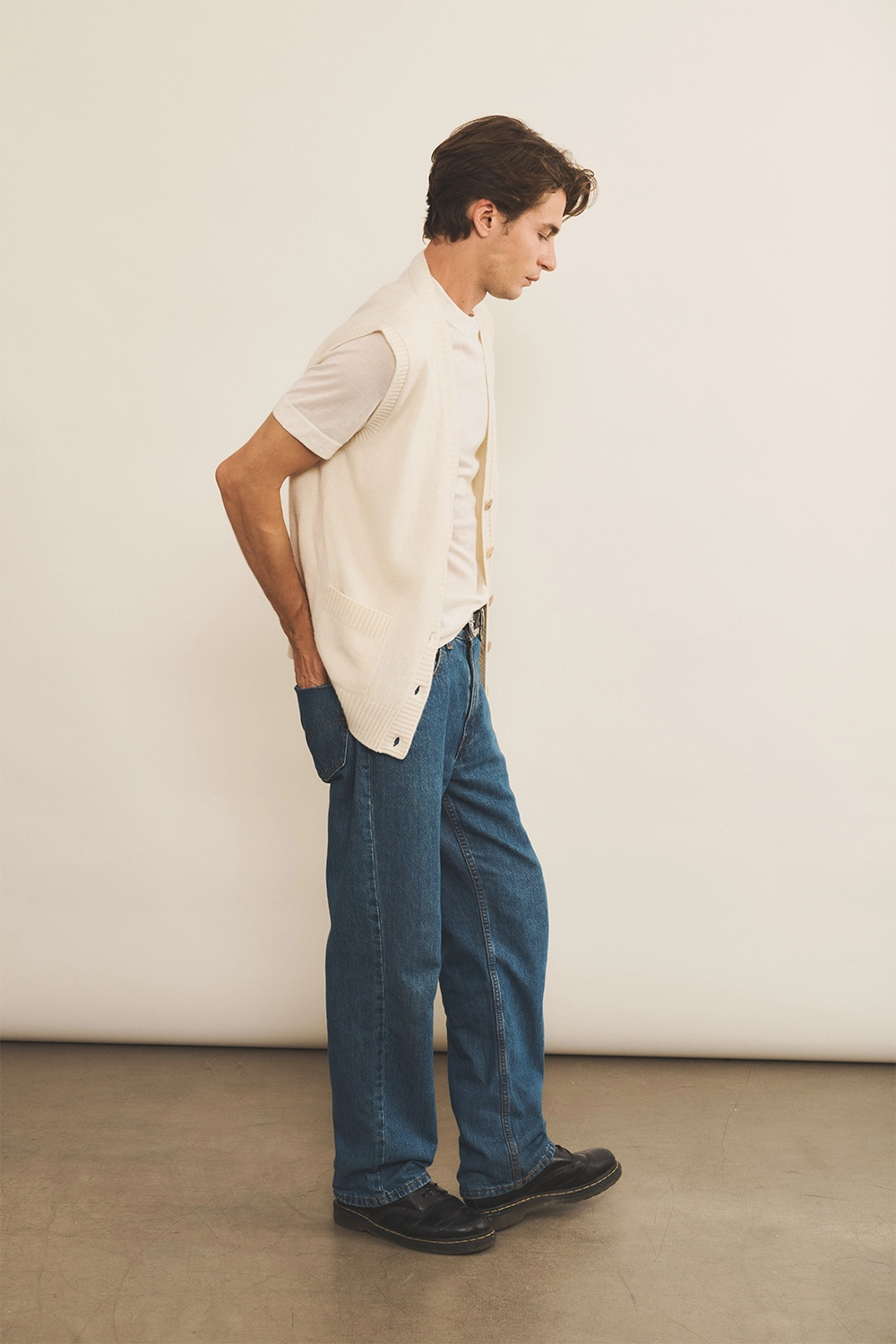 Cashmere sleeveless cardigan men white - side view | Nicolas | Linnea Lund