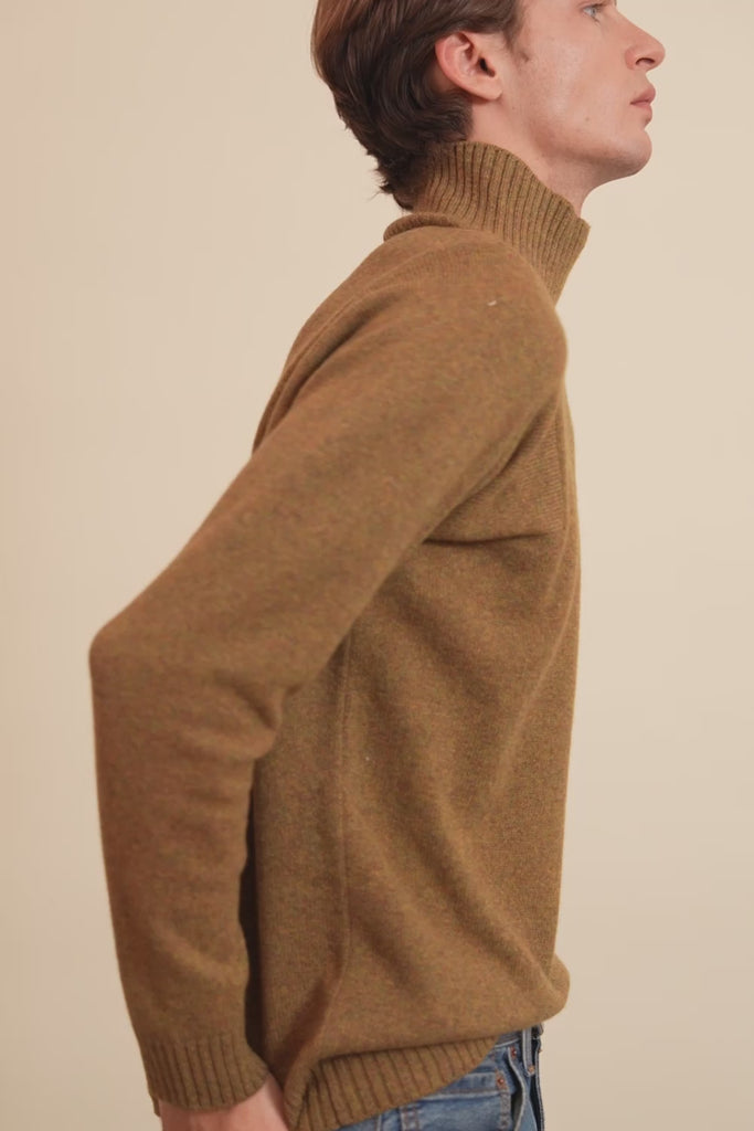 Green ochre cashmere sweater men - video | Charles | Linnea Lund