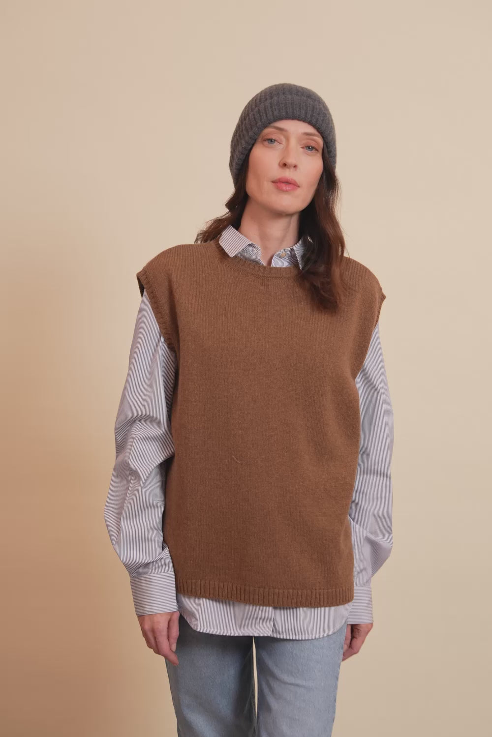 Cashmere sleeveless cardigan women moka - video | Berit | Linnea Lund