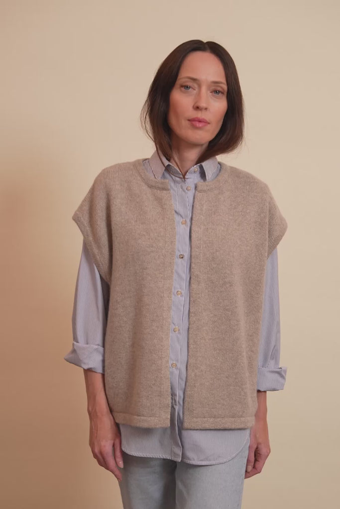 Cashmere sleeveless cardigan women light beige - video | Théo | Linnea Lund