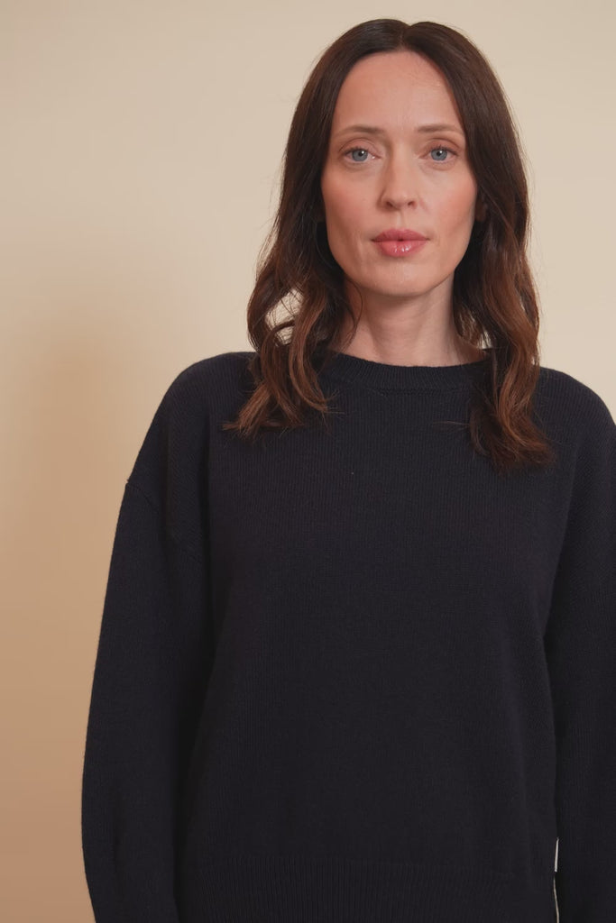 Dark blue cashmere sweater women - video | Sarah | Linnea Lund