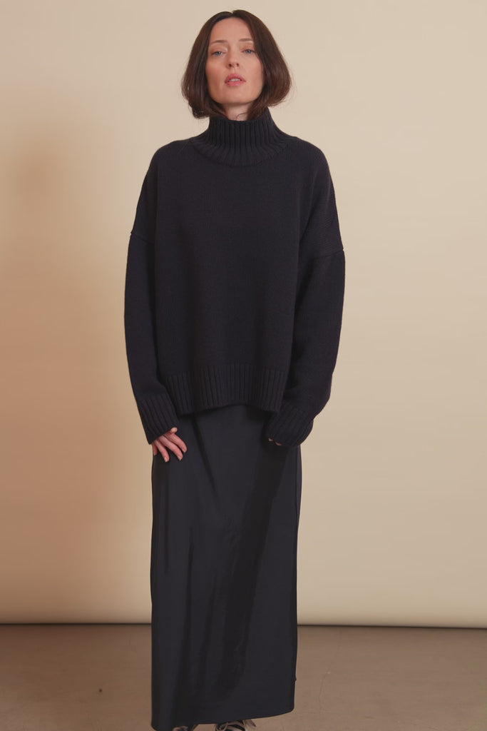dark blue oversize cashmere sweater for women - video | Christina | Linnea Lund