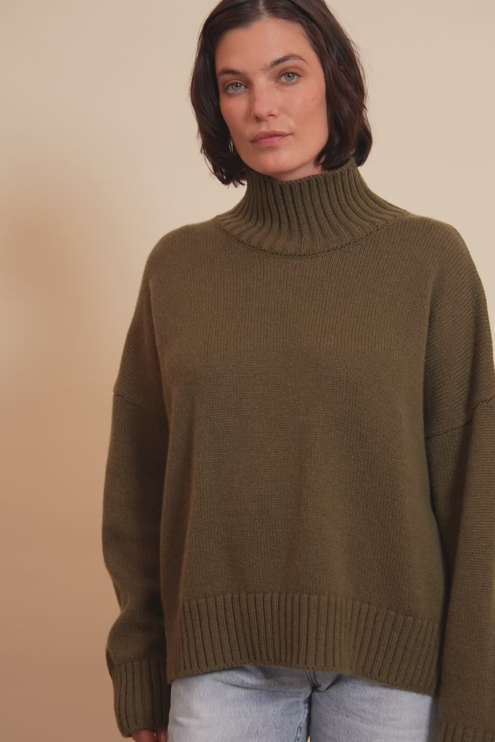 Kaki color cashmere sweater women - video | Christina | Linnea Lund