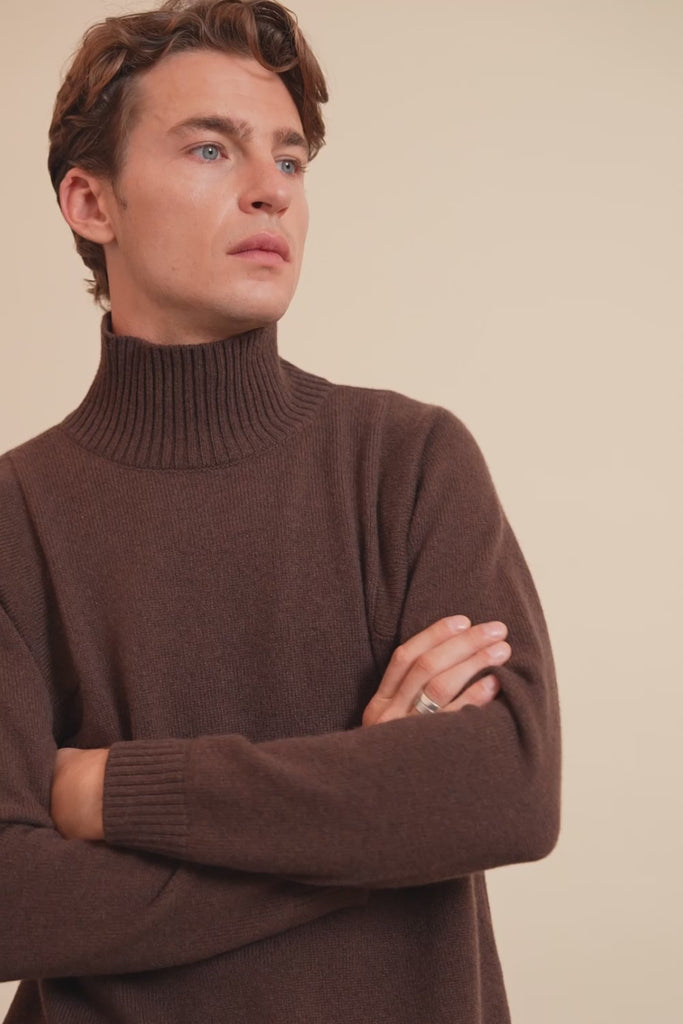 Brown chocolate Cashmere sweater men - video | Charles | Linnea Lund