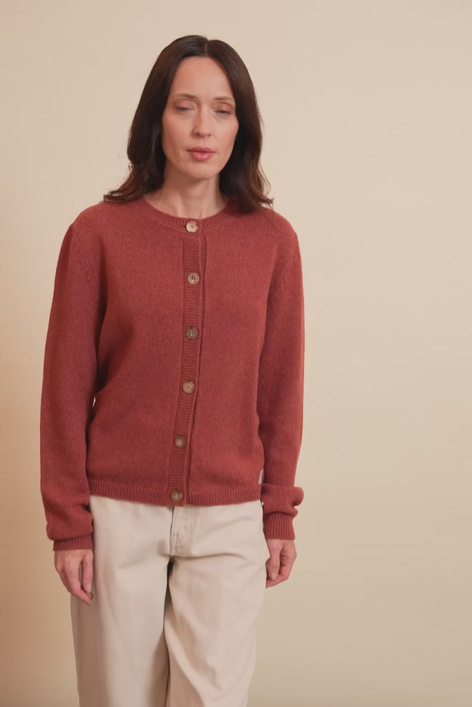 Red ocher women cashmere cardigan - video | Greta | Linnea Lund