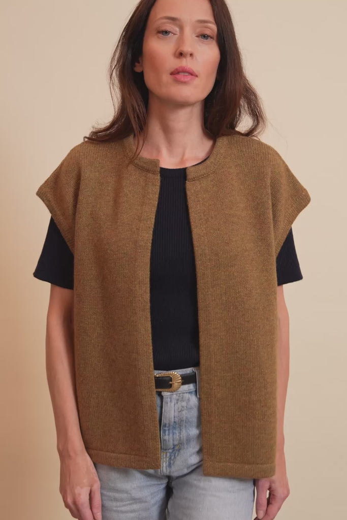 Cashmere sleeveless cardigan women green tobacco - video | Théo | Linnea Lund