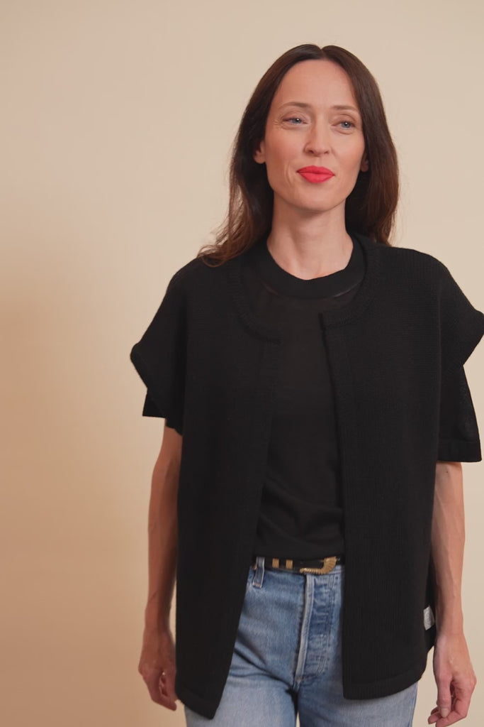 Cashmere sleeveless cardigan women black - video | Théo | Linnea Lund