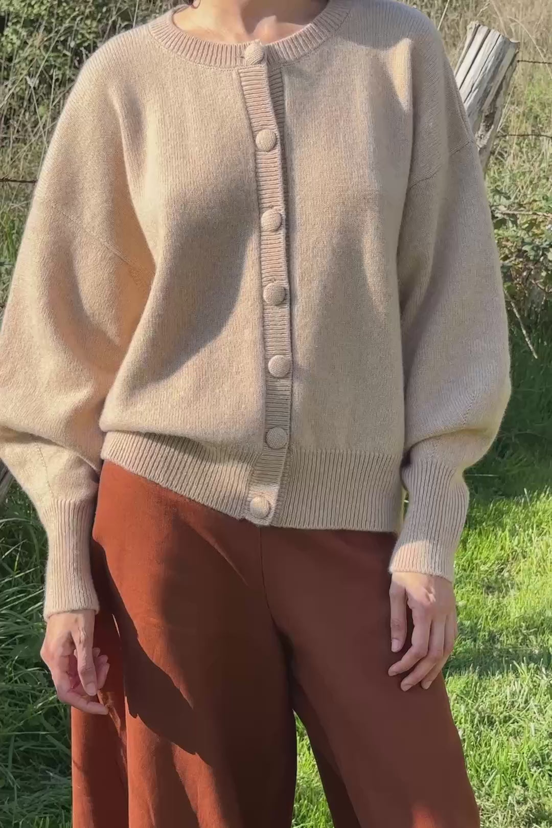 Beige cashmere women cardigan - video | Gabriella | Linnea Lund