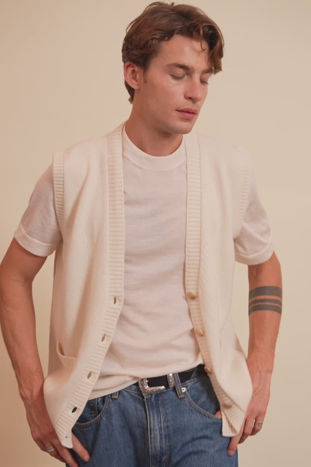 Cashmere sleeveless cardigan men white - video | Nicolas | Linnea Lund