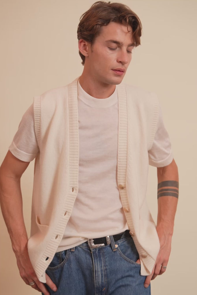 Cashmere sleeveless cardigan men white - video | Nicolas | Linnea Lund