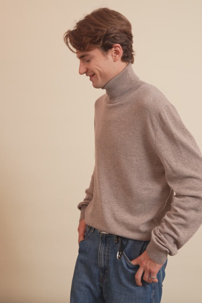 warm grey men cashmere sweater - front video | Jim | Linnea Lund