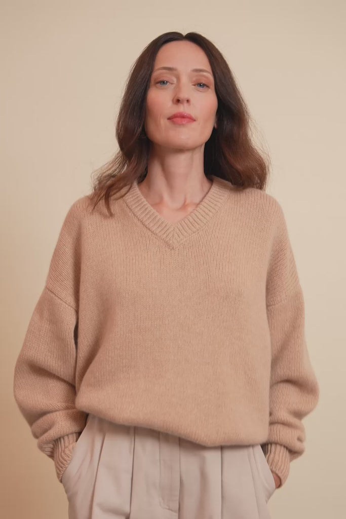 sand beige cashmere sweater women - video | Emilie | Linnea Lund