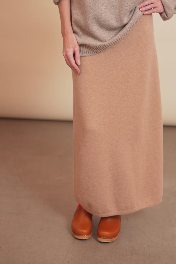 Camel light women cashmere skirt - video | Astrid | Linnea Lund
