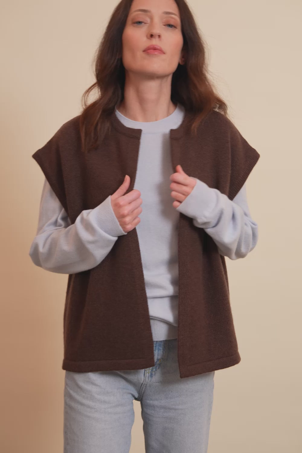 Cashmere sleeveless cardigan women brown chocolate - video | Théo | Linnea Lund