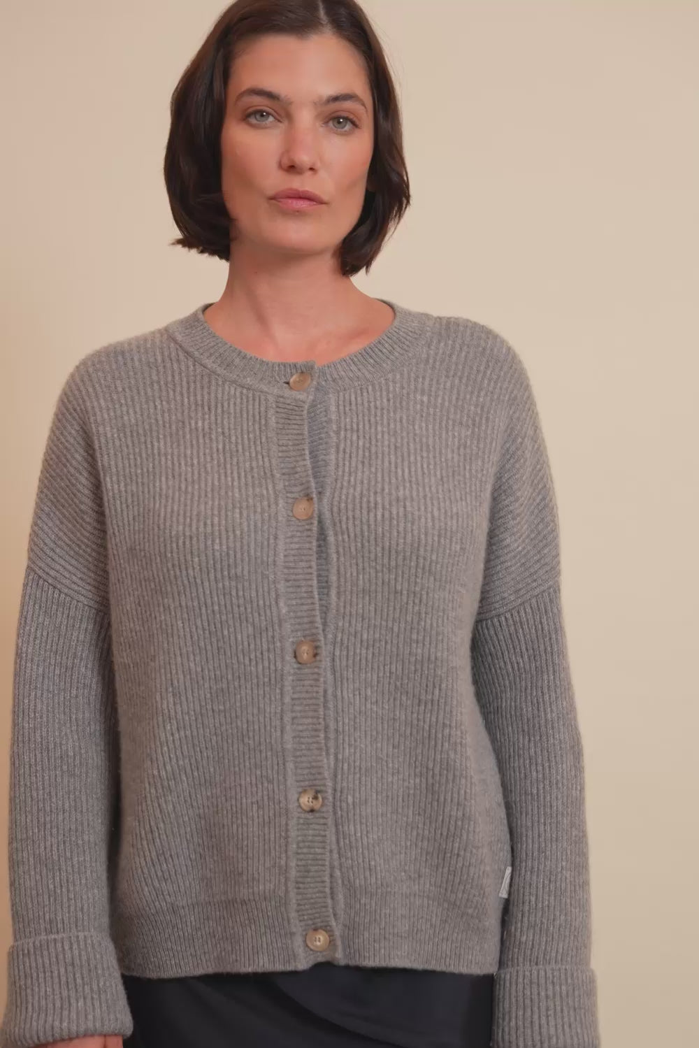 Grey cashmere cardigan women - video | Carole | Linnea Lund