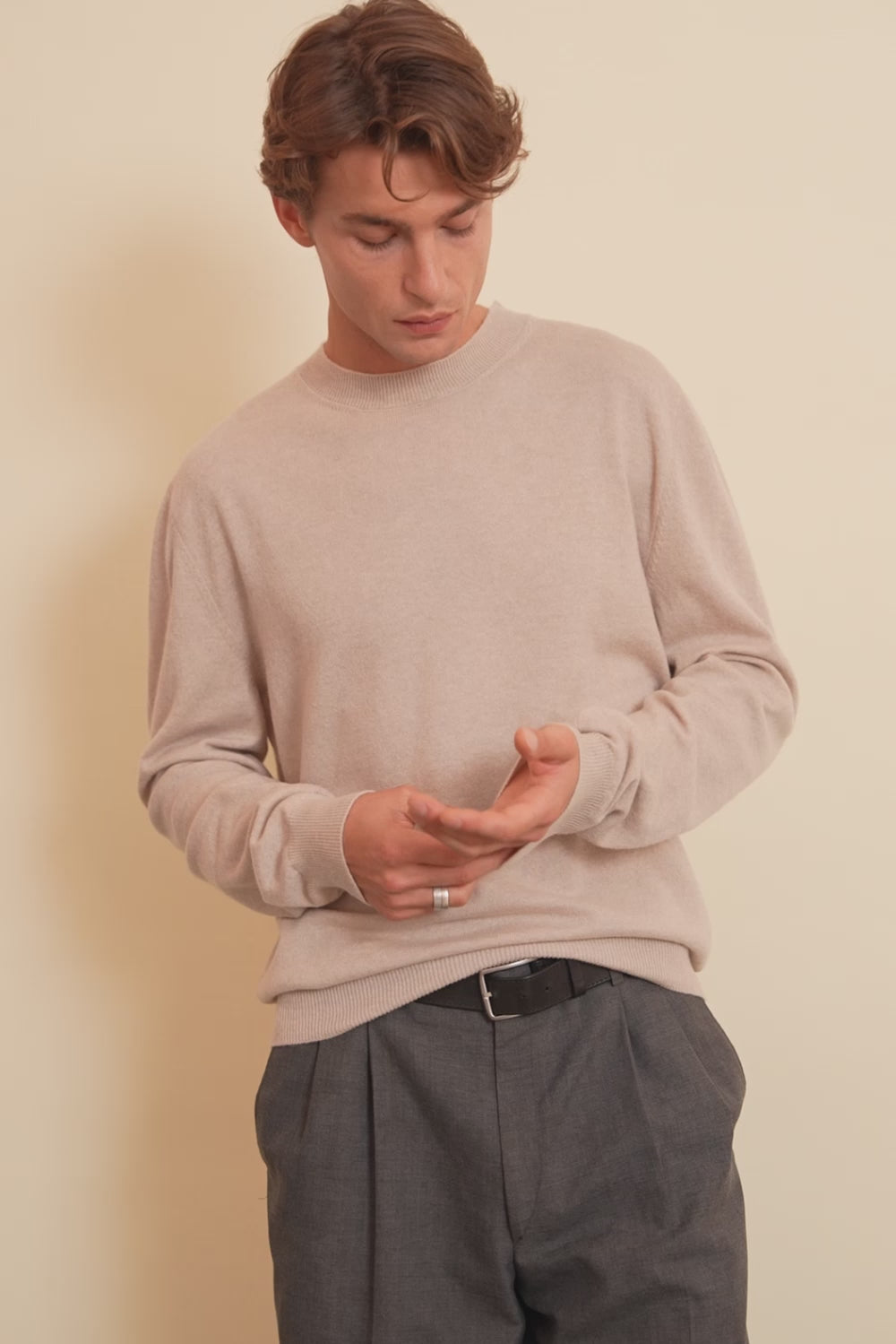 Cream light men cashmere sweater - video | Harald | Linnea Lund