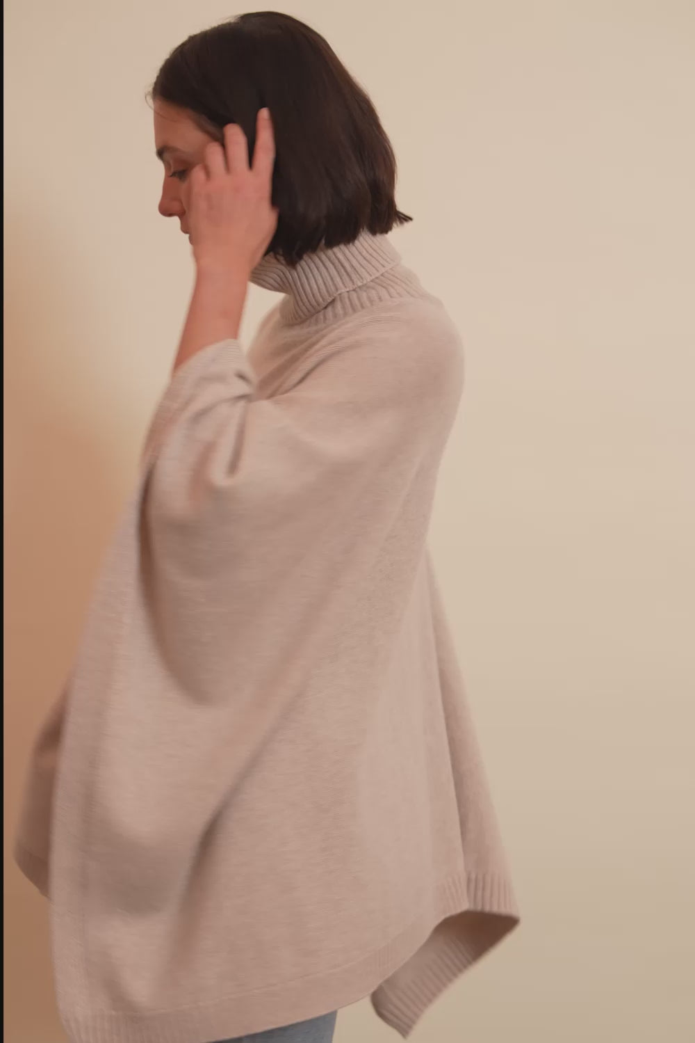 beige cashmere poncho women - video | Angela | Linnea Lund