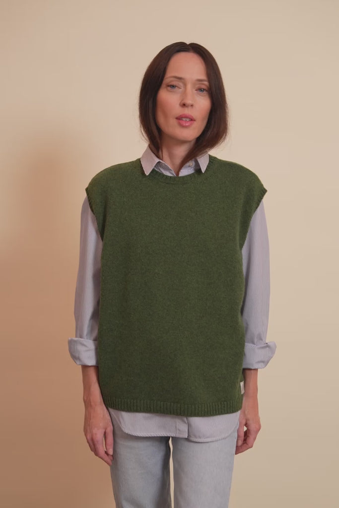 Dark green Cashmere sleeveless sweater women - video | Berit | Linnea Lund