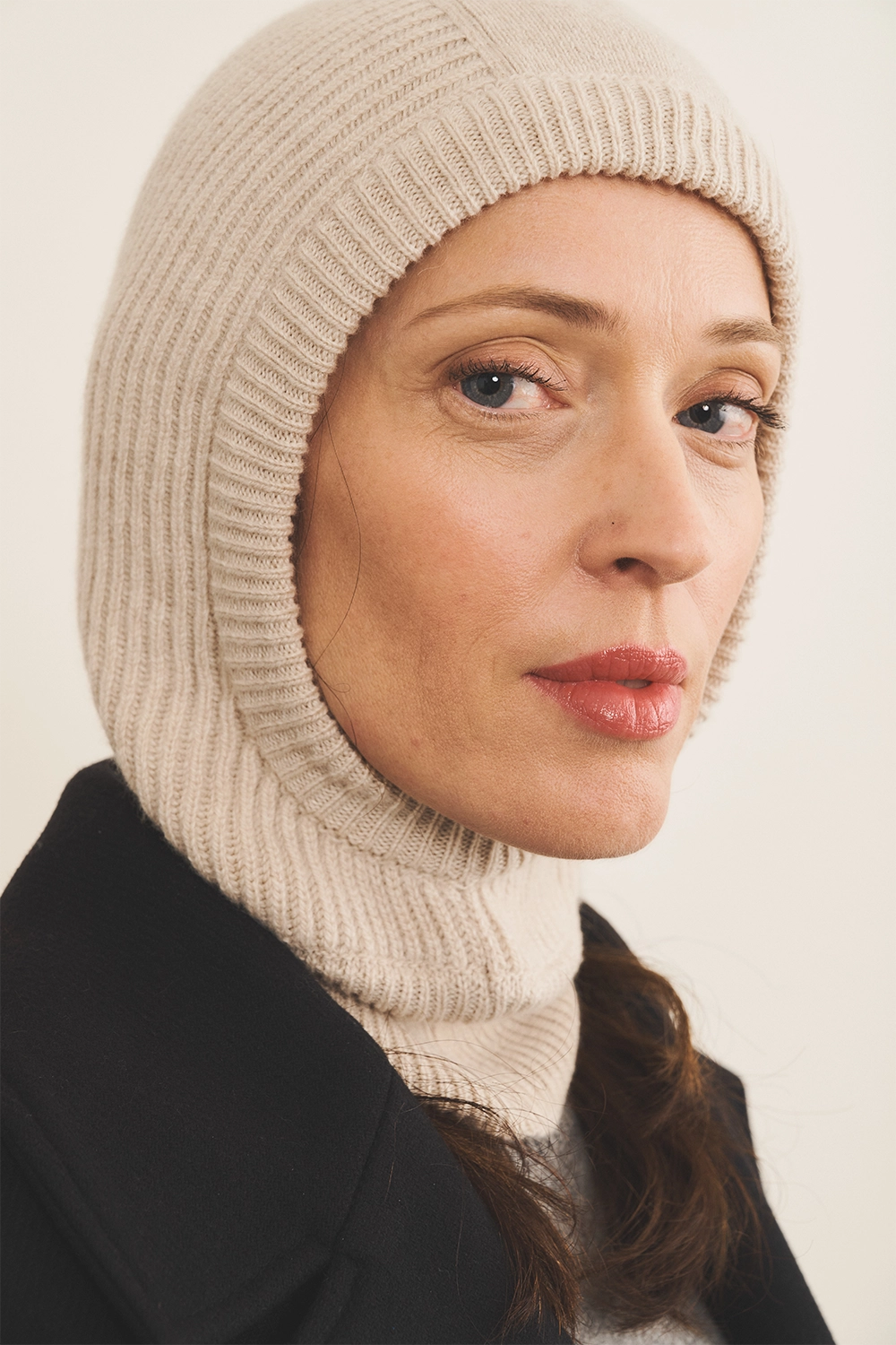 Beige balaclava unisex side view | Snoflinga | Linnea Lund