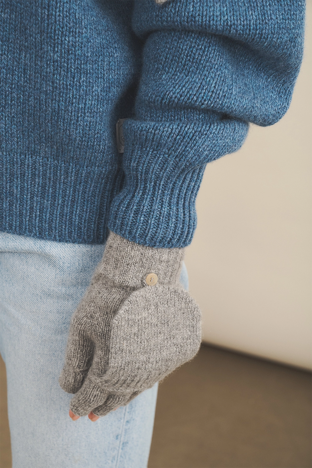 Grey cashmere mittens women - front | Vantar | Linnea Lund