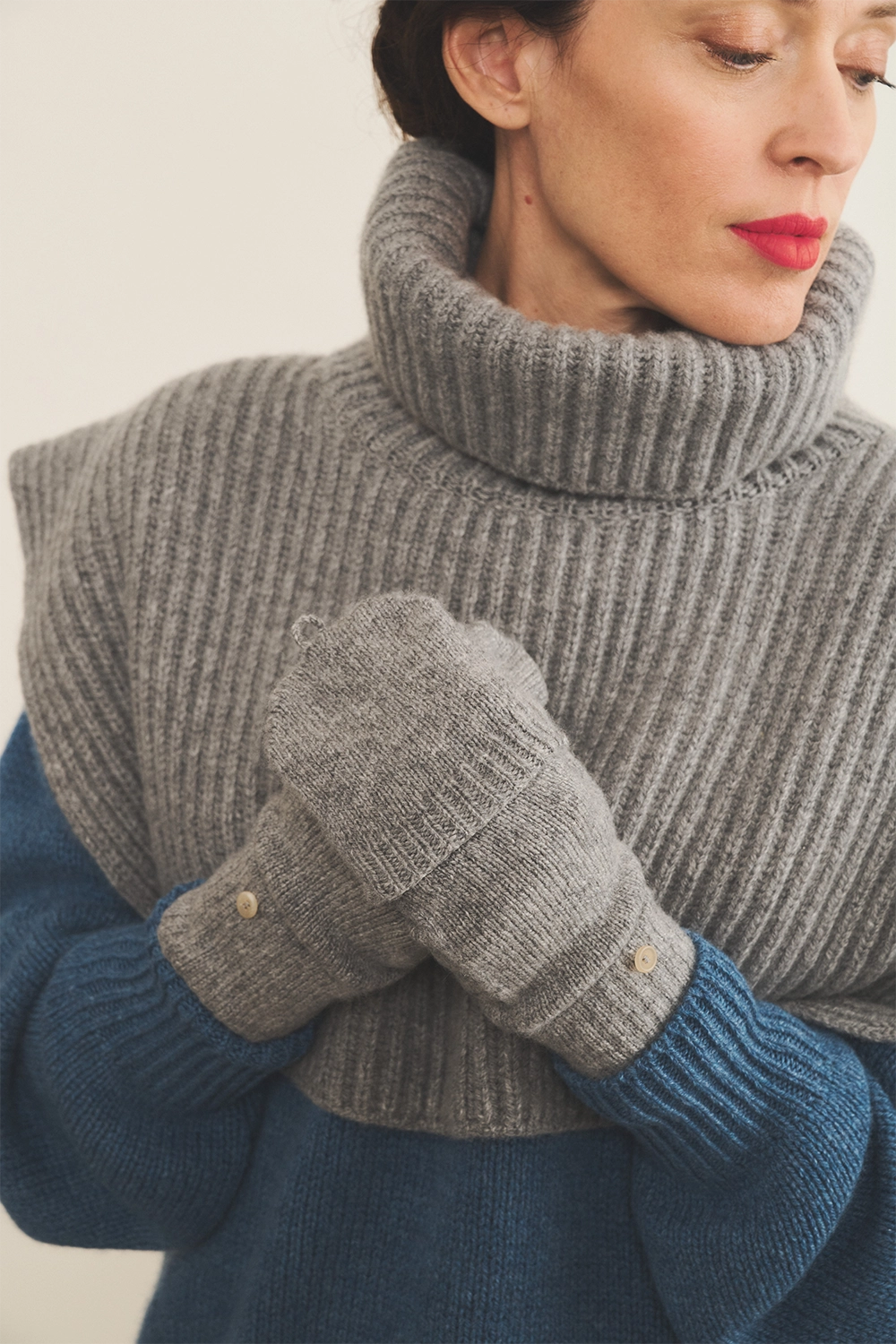 Grey cashmere mittens women - focus | Vantar | Linnea Lund