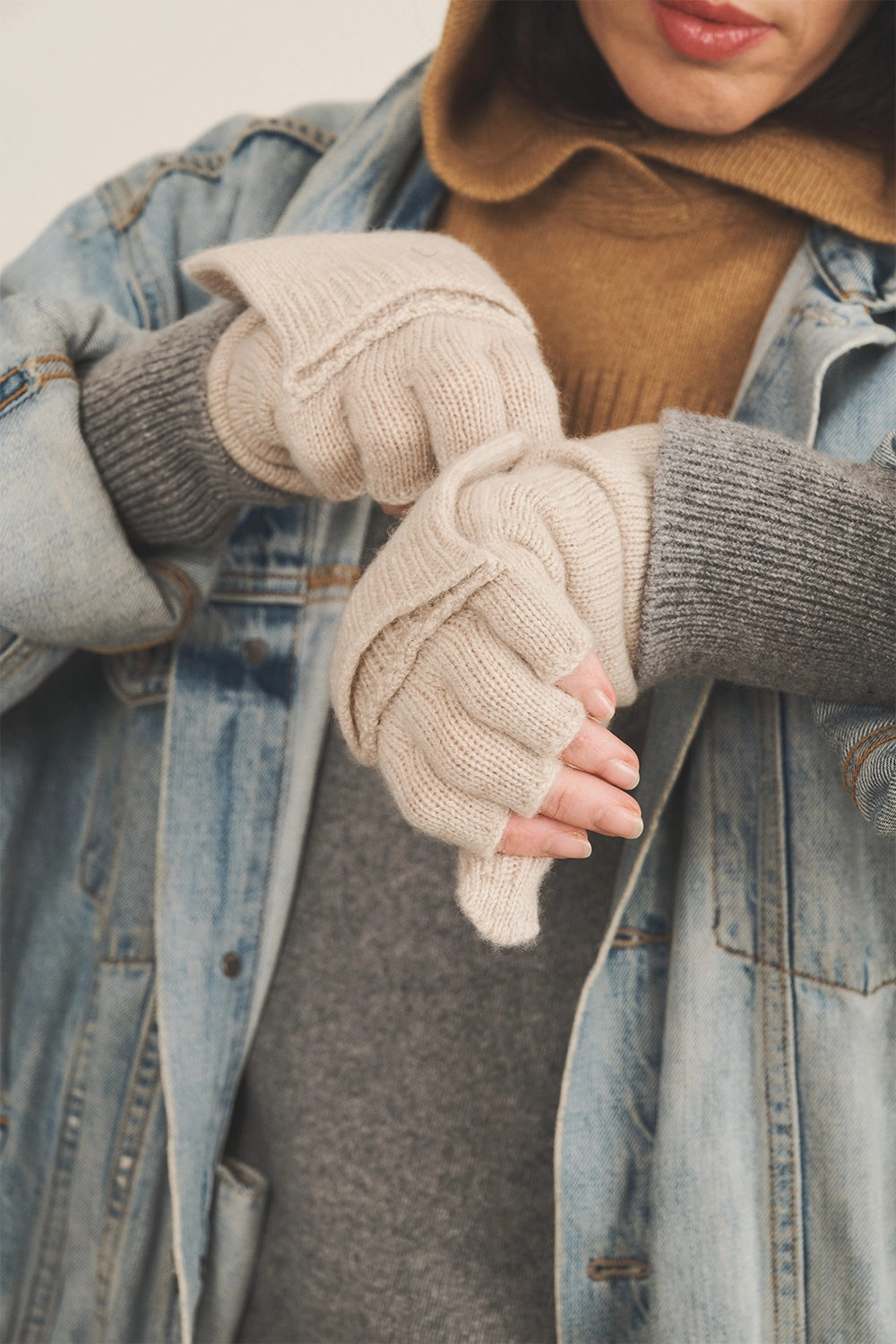 beige cashmere mittens  women - front view | Vantar | Linnea Lund