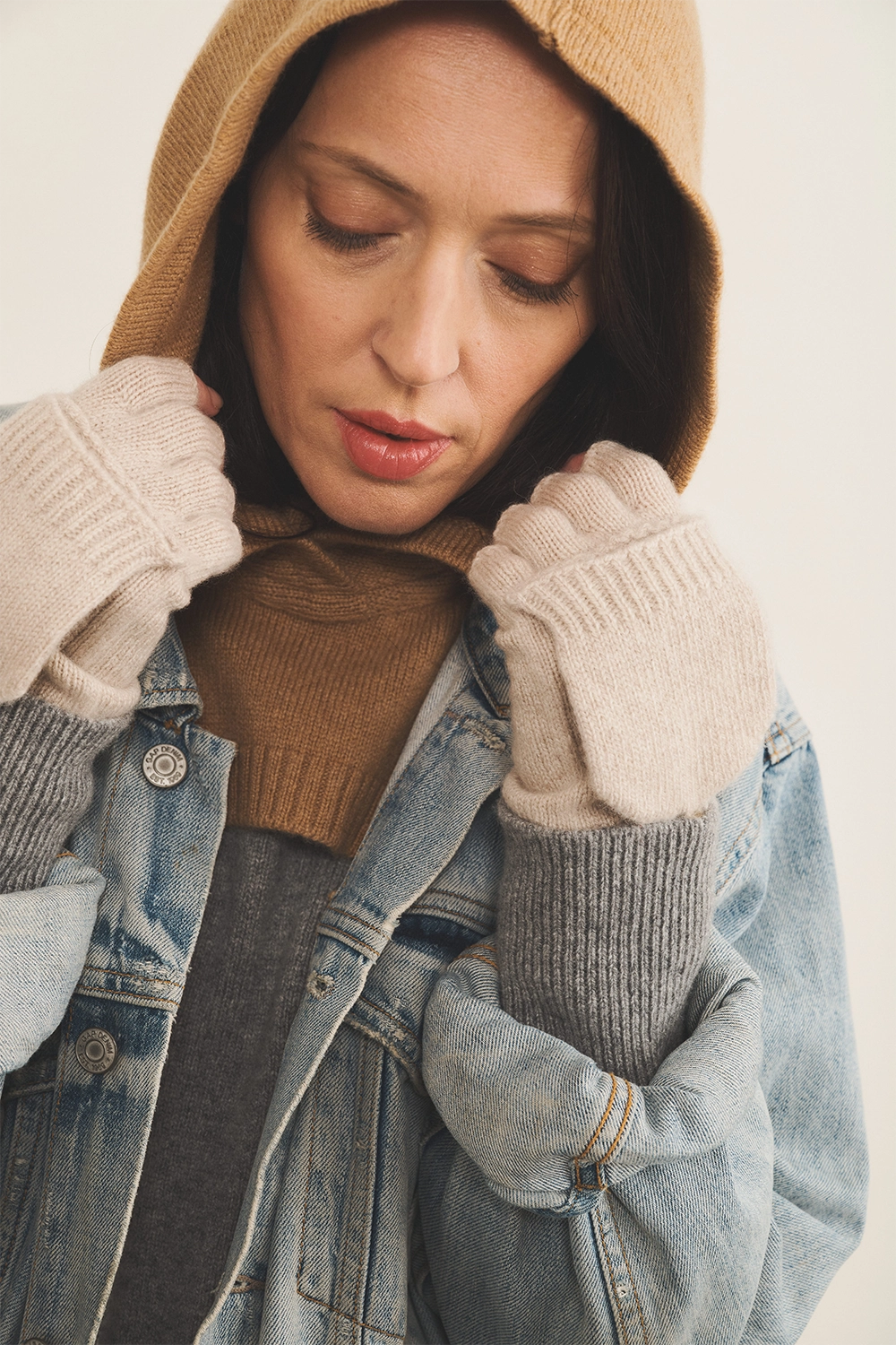 beige cashmere mittens  women - look | Vantar | Linnea Lund