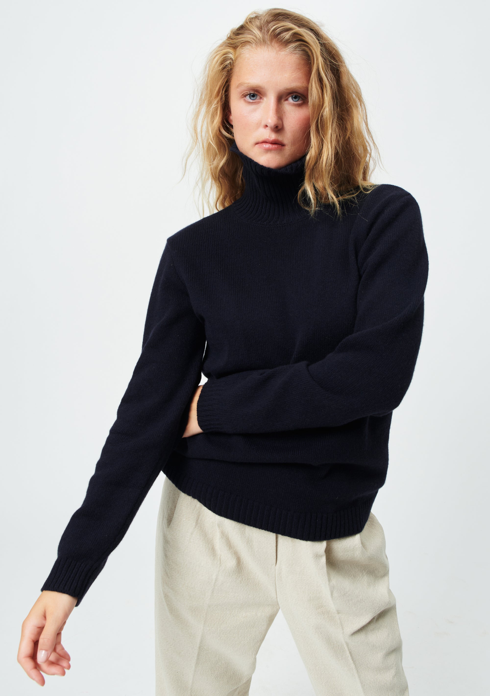 dark blue cashmere sweater women - front view | François | Linnea Lund